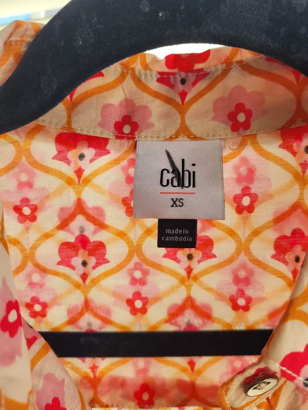 CAbi XS Sleeveless Collared ButtonFront Floral Blouse Pink Orange Medallion NWOT - Picture 3 of 6